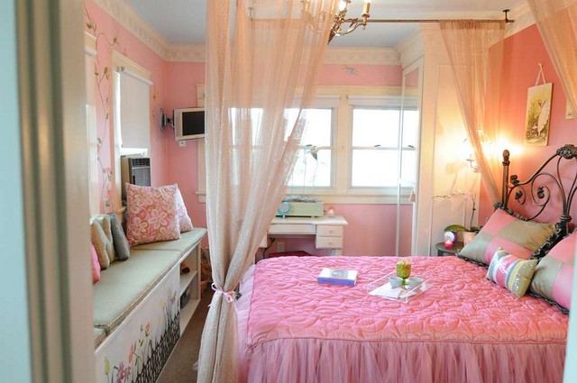 kamar tidur berwarna pink
