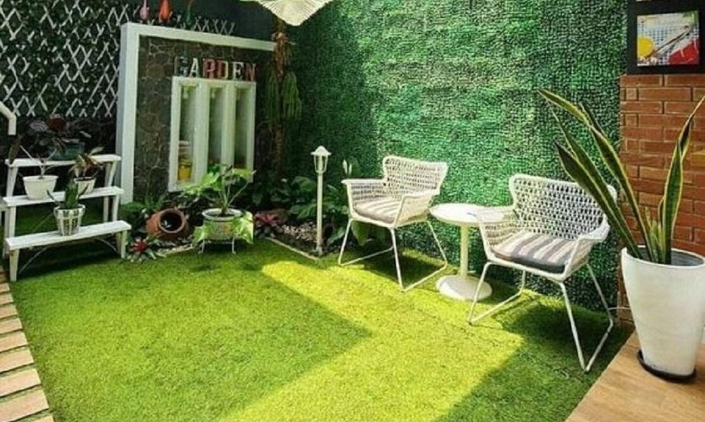 Hijau Rumput yang Segar di Teras Rumah