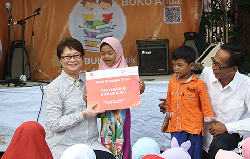 Kegiatan  Book Donation Drive, yakni pengumpulan buku bacaan layak untuk anak.