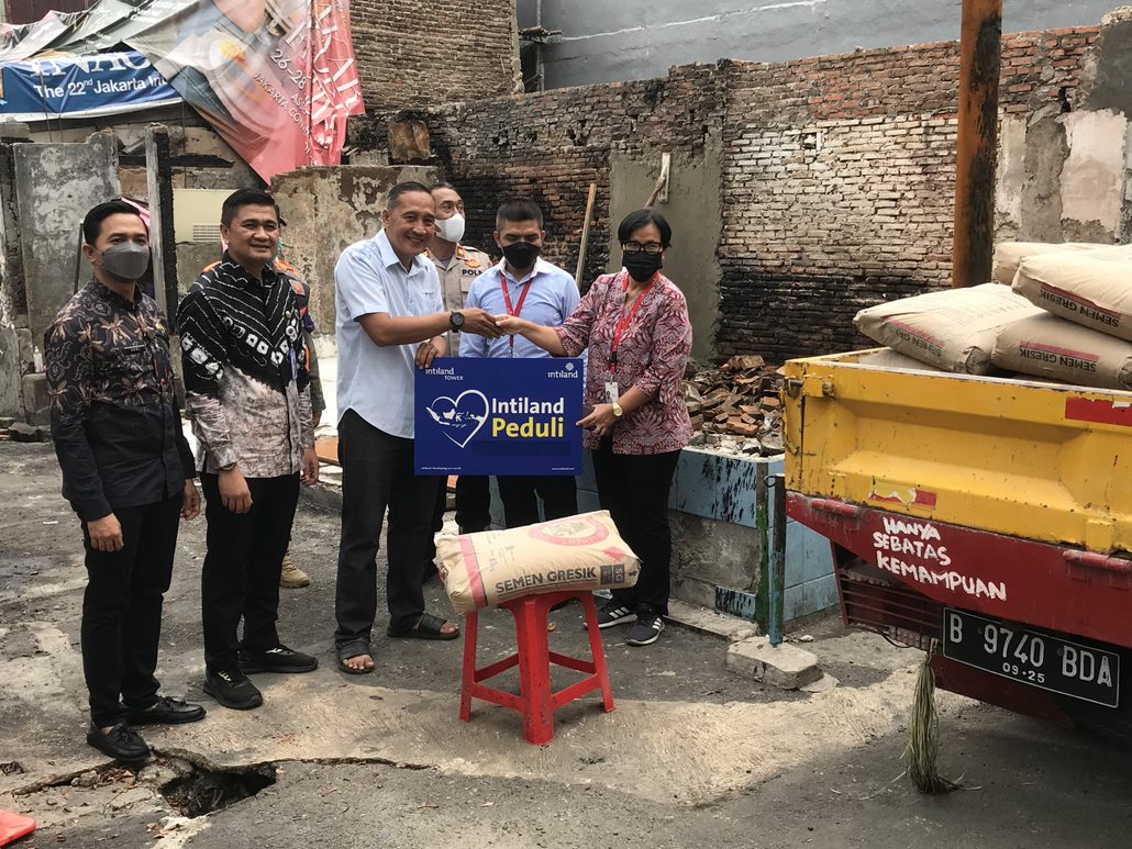 Pemberian bantuan dari 1Park Avenue kepada warga korban kebakaran di Kebayoran Lama, Jakarta Selatan, Rabu (4/10/2023).