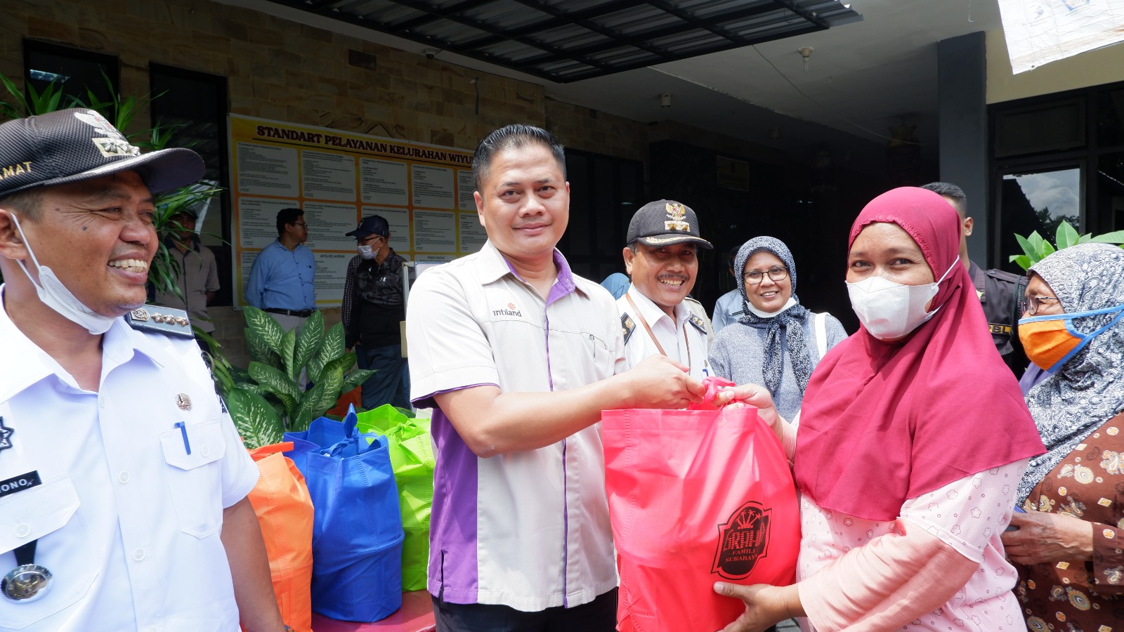 Pemberian 375 paket Tali Asih oleh Graha Famili kepada lansia, ibu hamil, tuna daksa, dan warga kurang mampu di Kelurahan Pradah Kalikendal, Kelurahan Babatan, dan Kelurahan Wiyung, Surabaya, 11-12 April 2023.