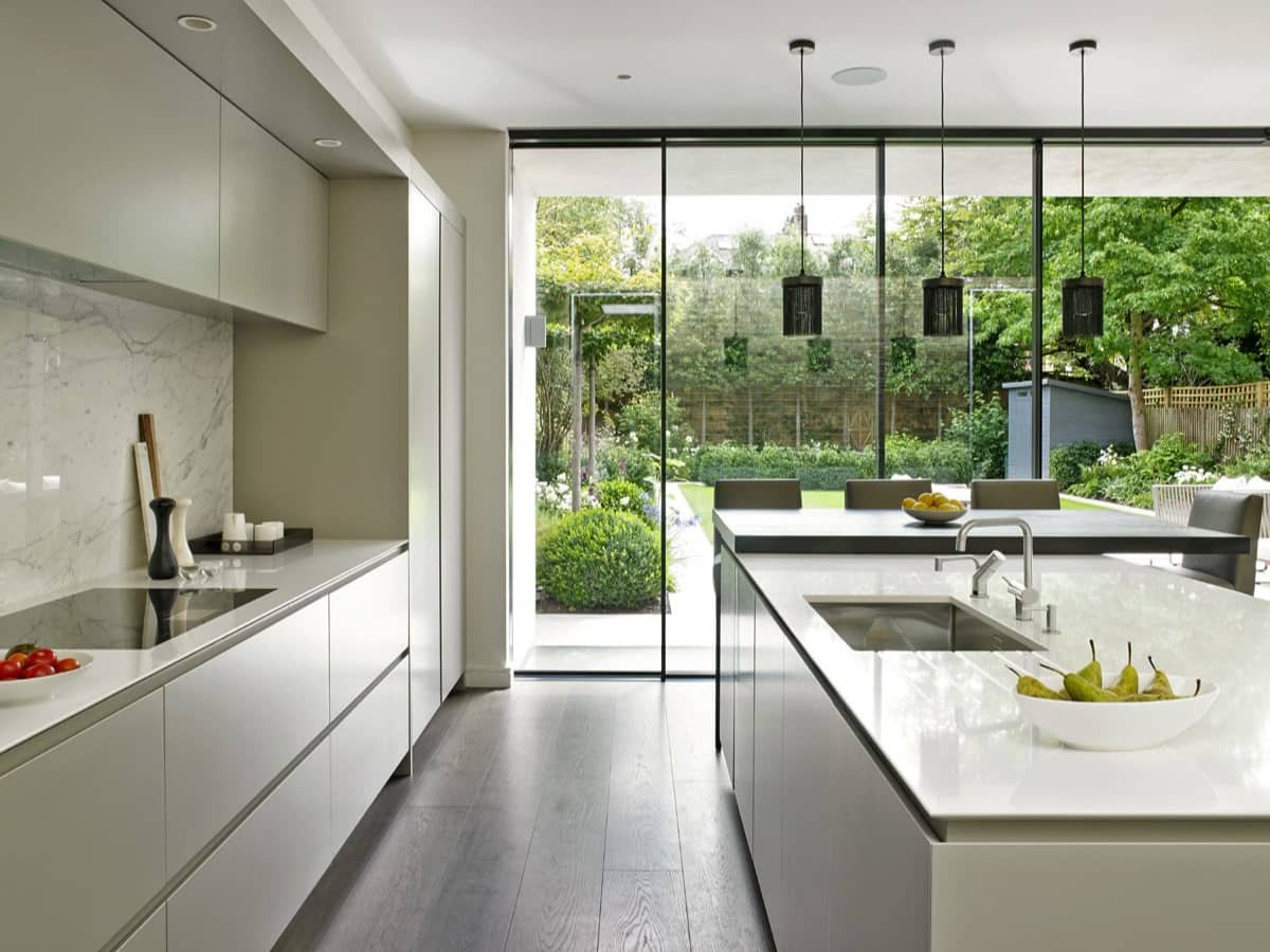 Dapur dengan Dinding Kaca Menghadap Taman