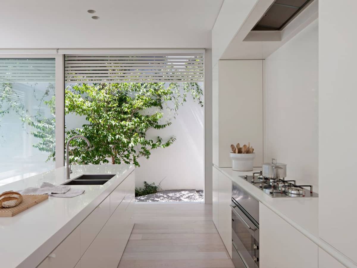 Dapur dengan Sliding Glass Wall ke Area Outdoor