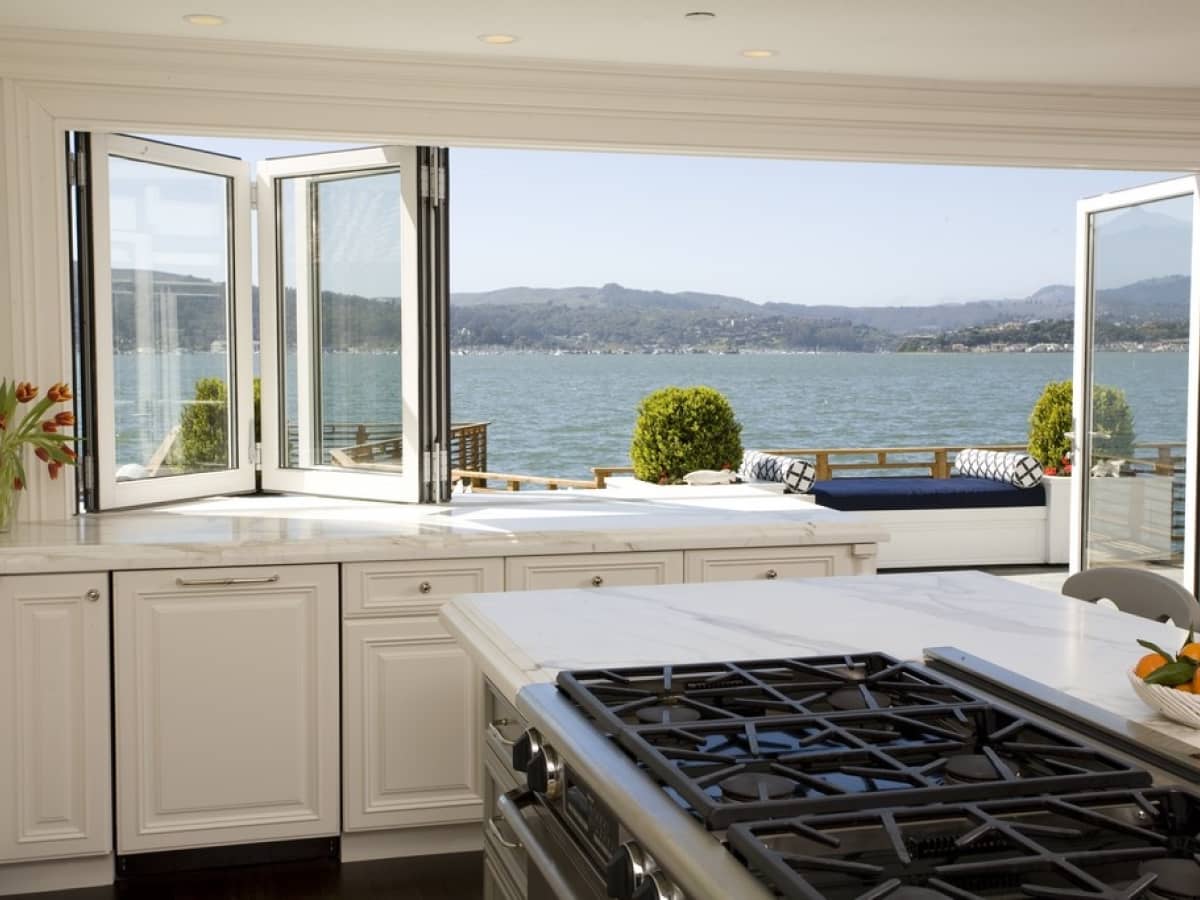 Backsplash Kaca dengan View Luar
