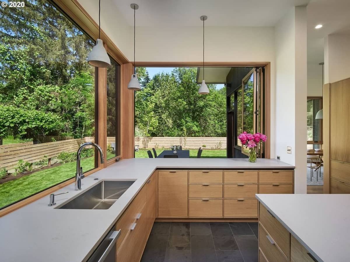 Backsplash Kaca dengan View Luar