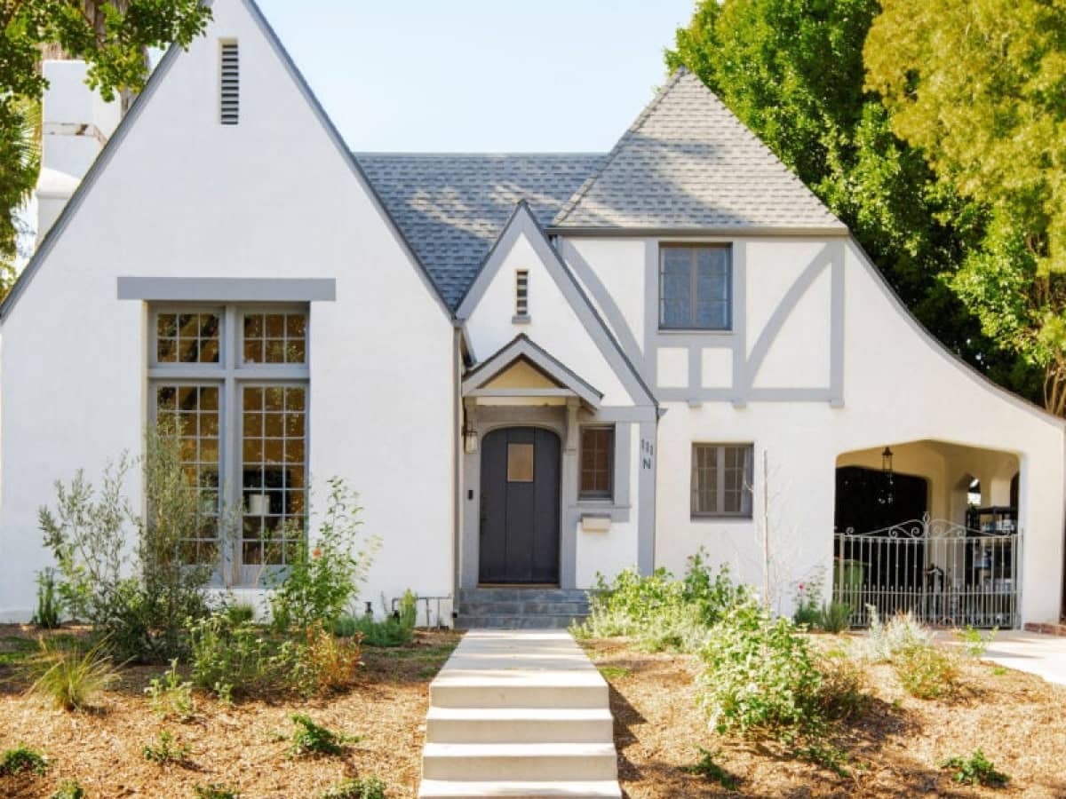Inspirasi Gaya Tudor Rustic Elegan