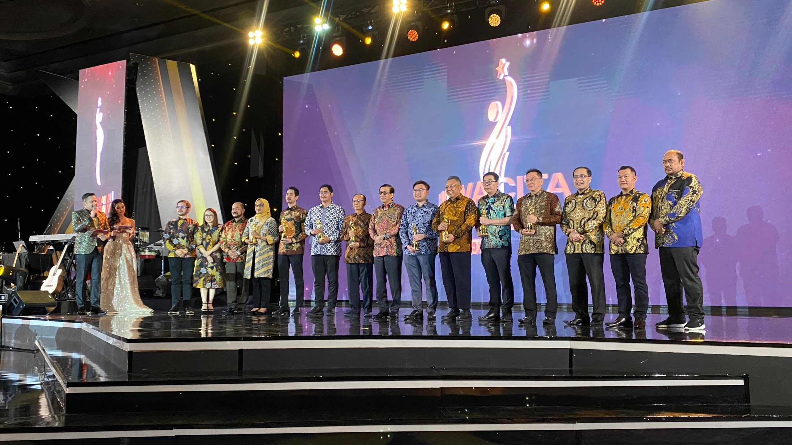 Intiland menerima penghargaan kategori Kemajuan Infrastruktur dan Industri dalam Nawacita Awards 2024