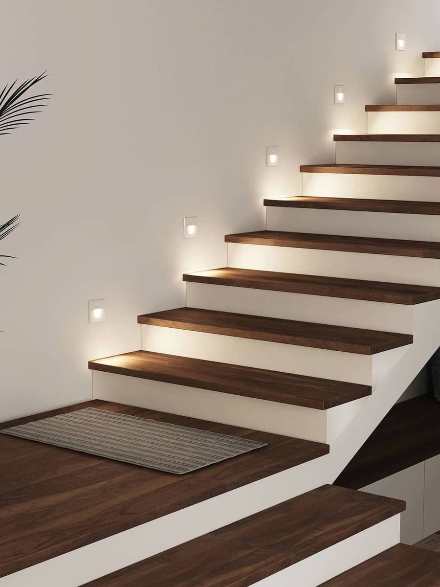 Tangga dengan Lampu LED Terintegrasi