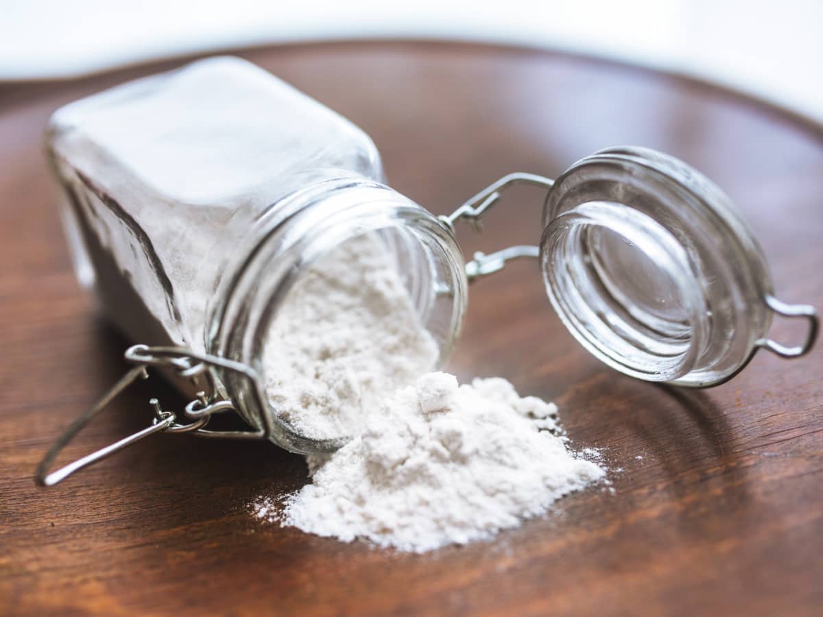 membersihkan karpet dengan baking soda