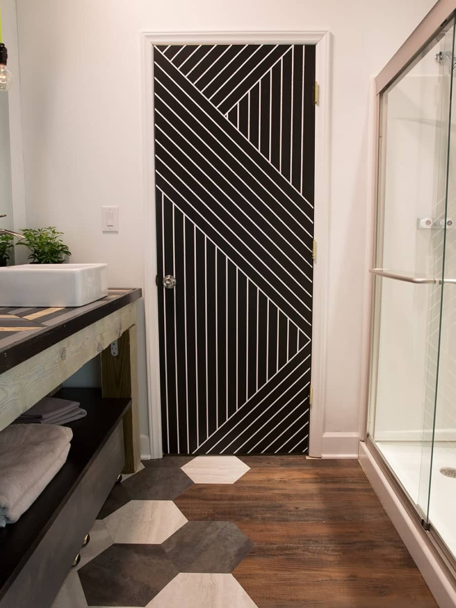 Pintu Panel dengan Finishing Dekoratif