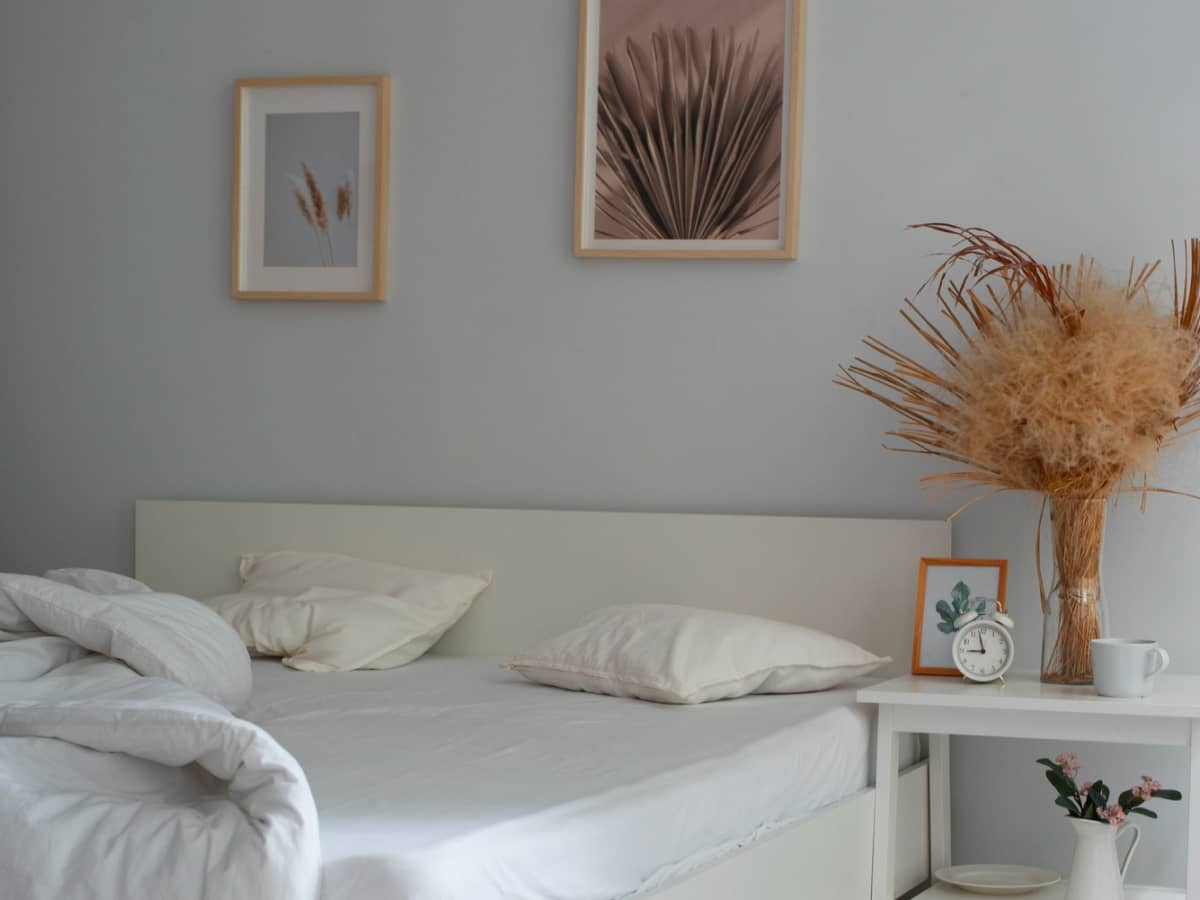 Warna Cat Kamar Tidur yang Menenangkan abu abu terang