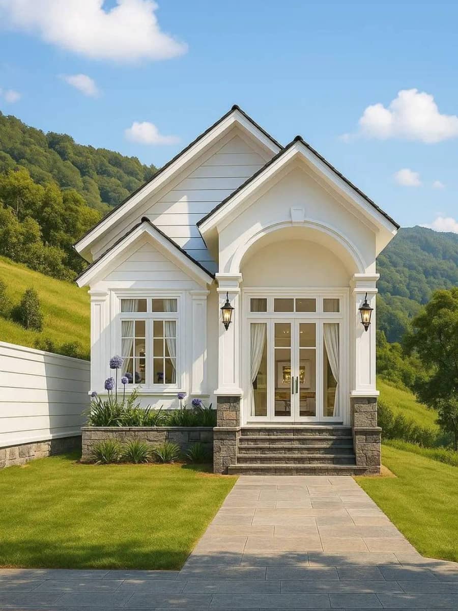 Fasad Putih Bersih dengan Detail Simetris